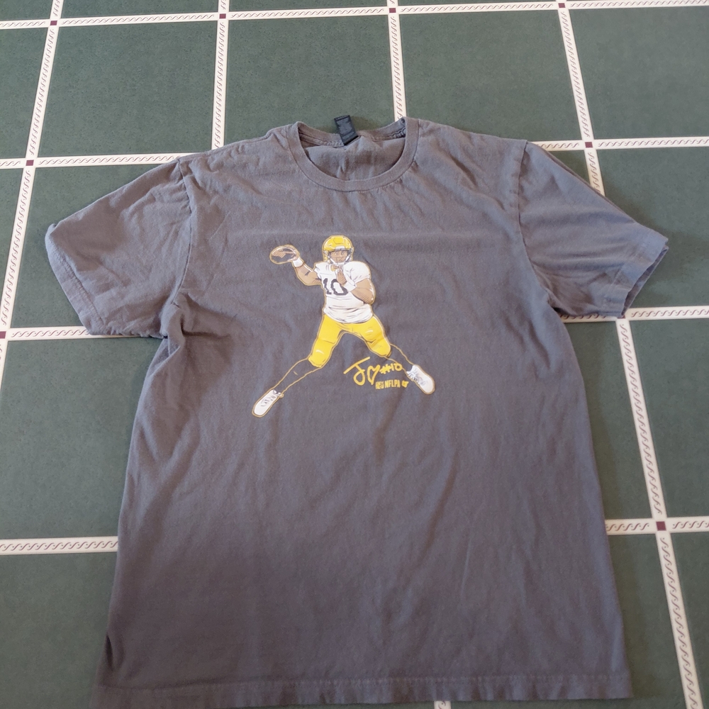 Gray Graphic Football Player Tee - Men